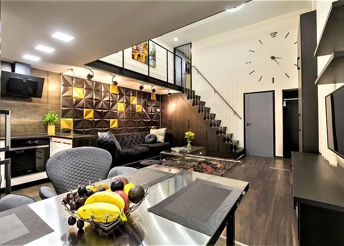 Goldcentral Apartment Art B6-Private Terrace-Steps From New York Cafe